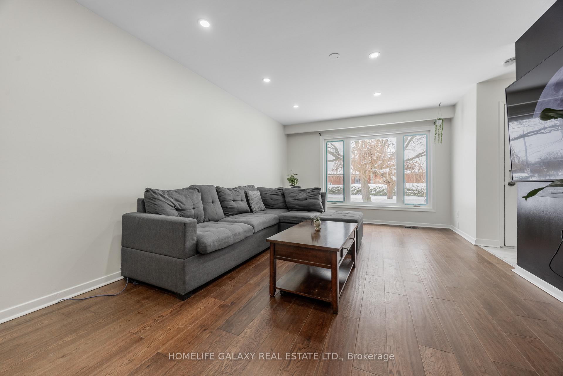 Photo 2 of 4 Frankton Crescent, North York, York University Heights — HOMEH