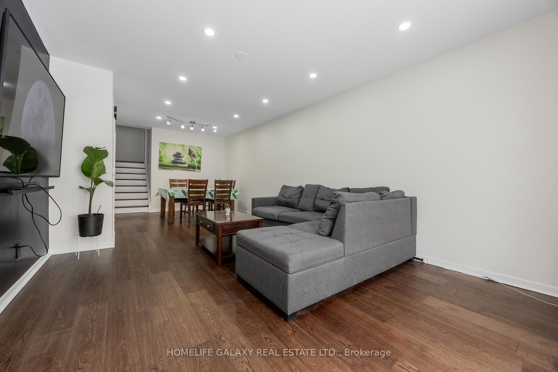 Photo 25 of 4 Frankton Crescent, North York, York University Heights — HOMEH