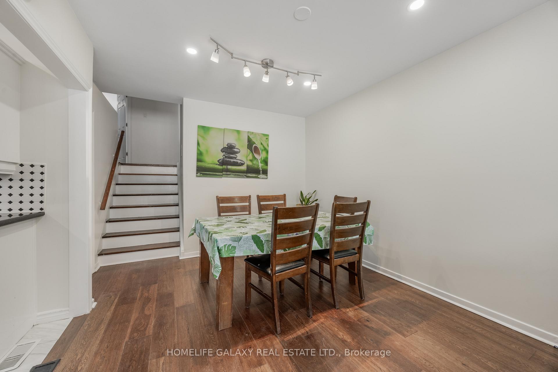 Photo 4 of 4 Frankton Crescent, North York, York University Heights — HOMEH