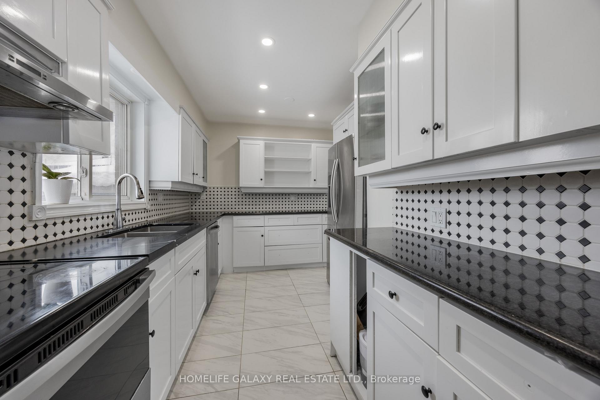 Photo 23 of 4 Frankton Crescent, North York, York University Heights — HOMEH