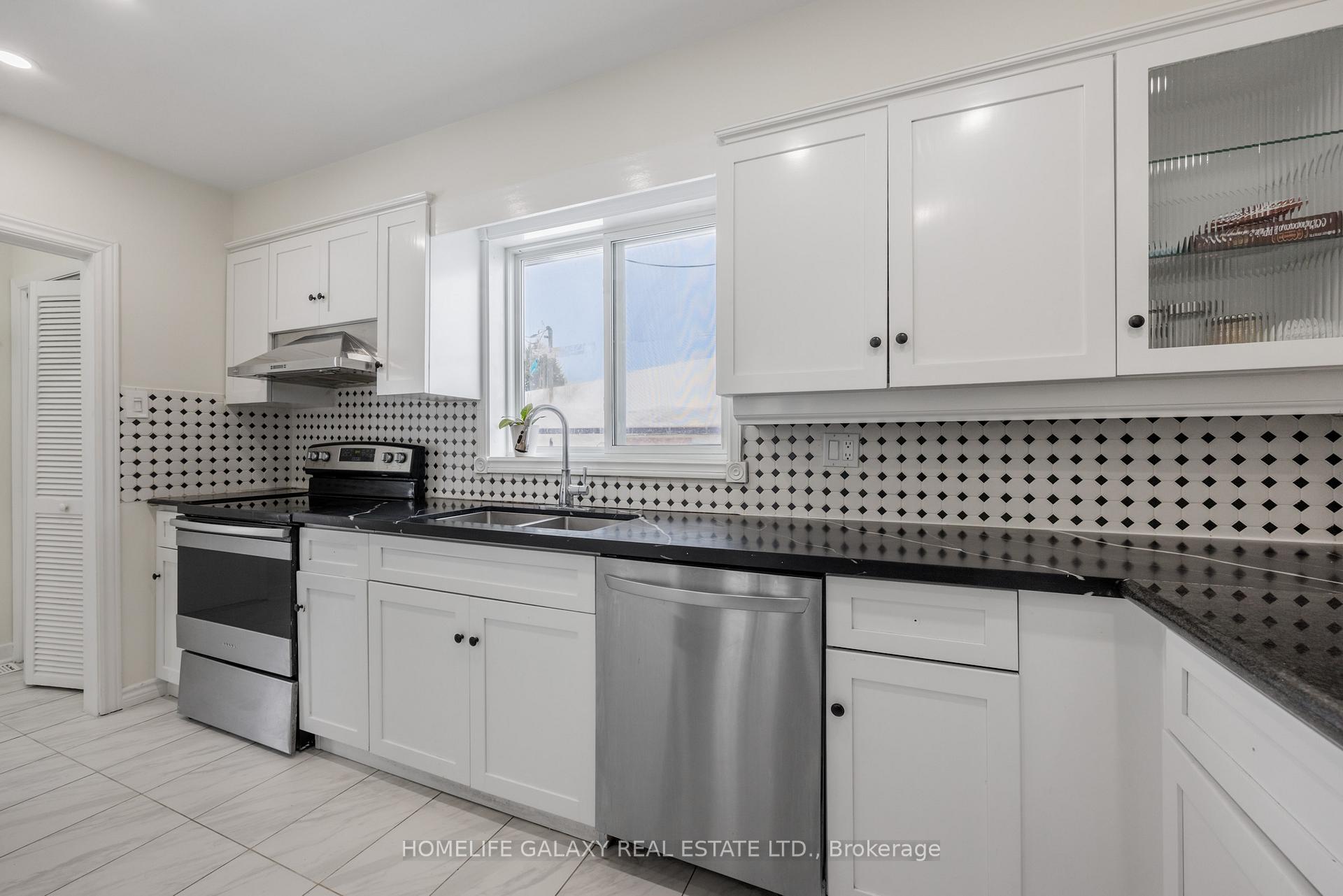 Photo 11 of 4 Frankton Crescent, North York, York University Heights — HOMEH