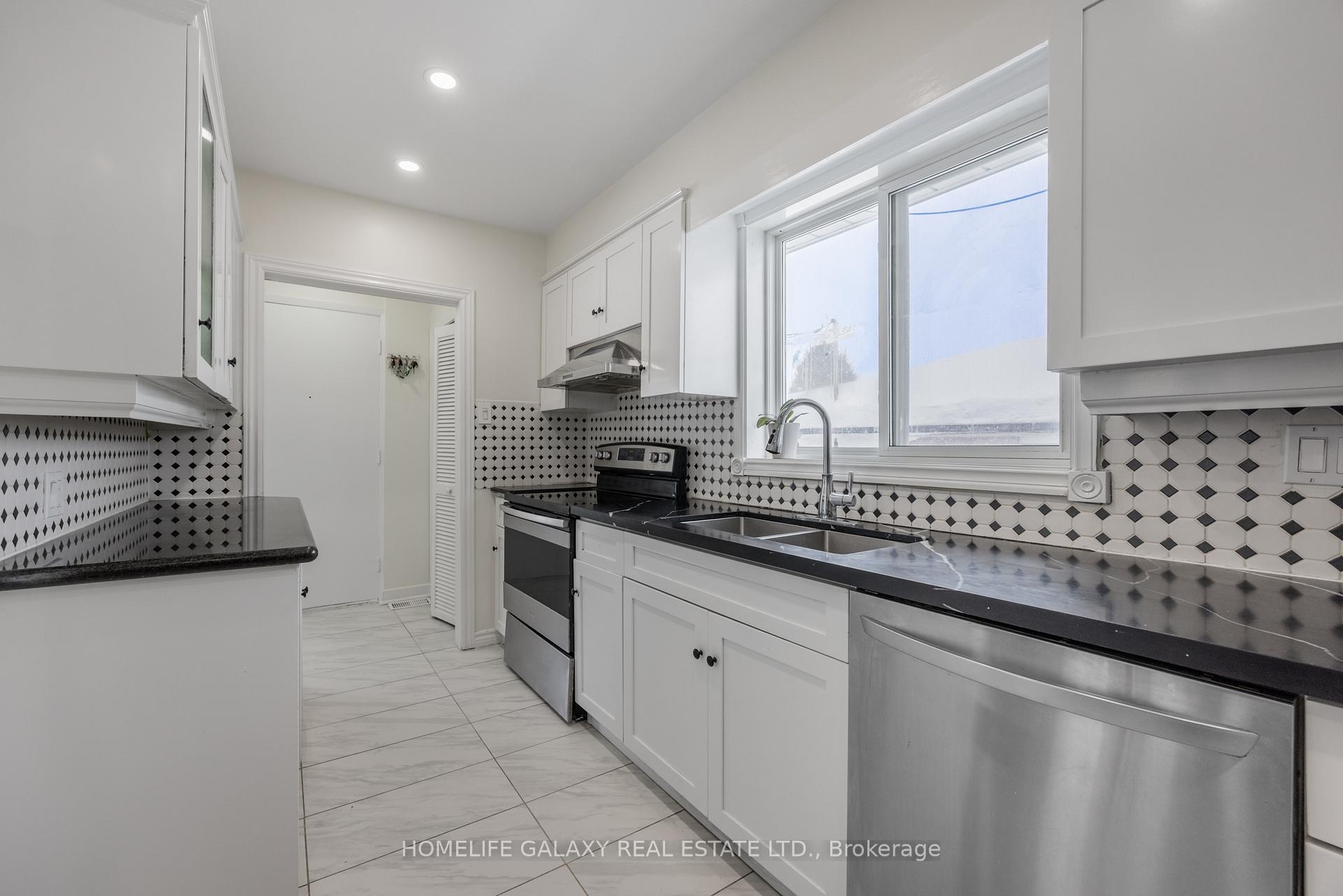 Photo 7 of 4 Frankton Crescent, North York, York University Heights — HOMEH