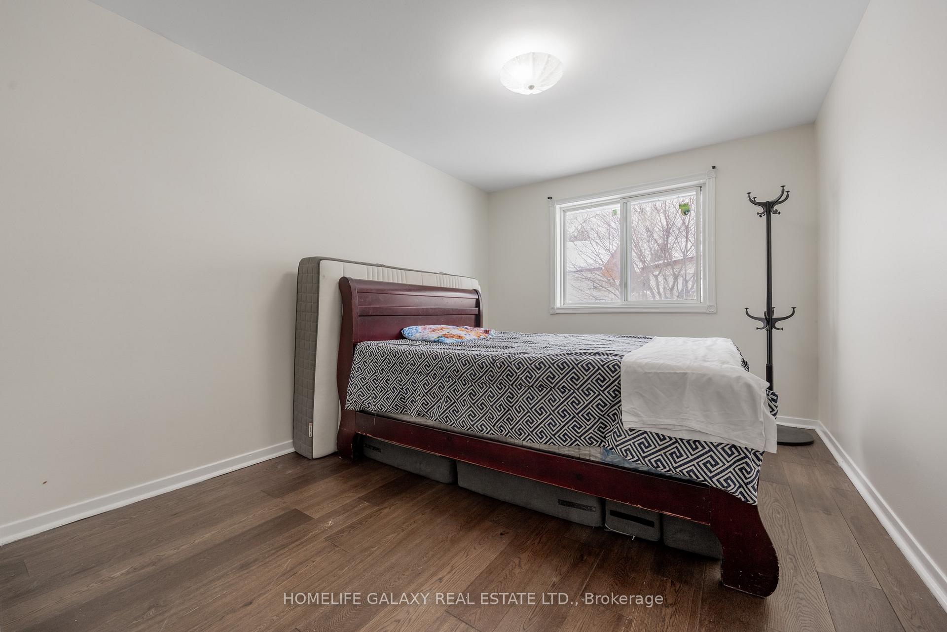 Photo 9 of 4 Frankton Crescent, North York, York University Heights — HOMEH