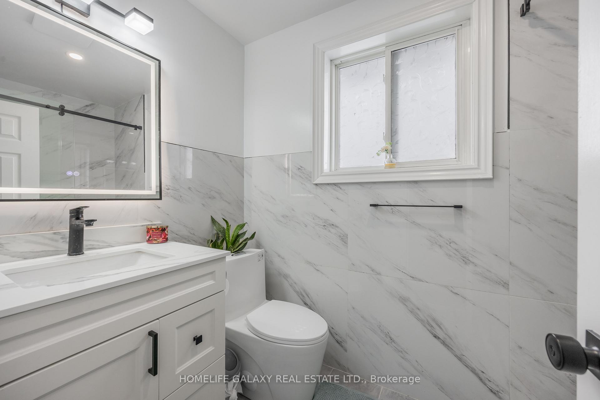 Photo 8 of 4 Frankton Crescent, North York, York University Heights — HOMEH