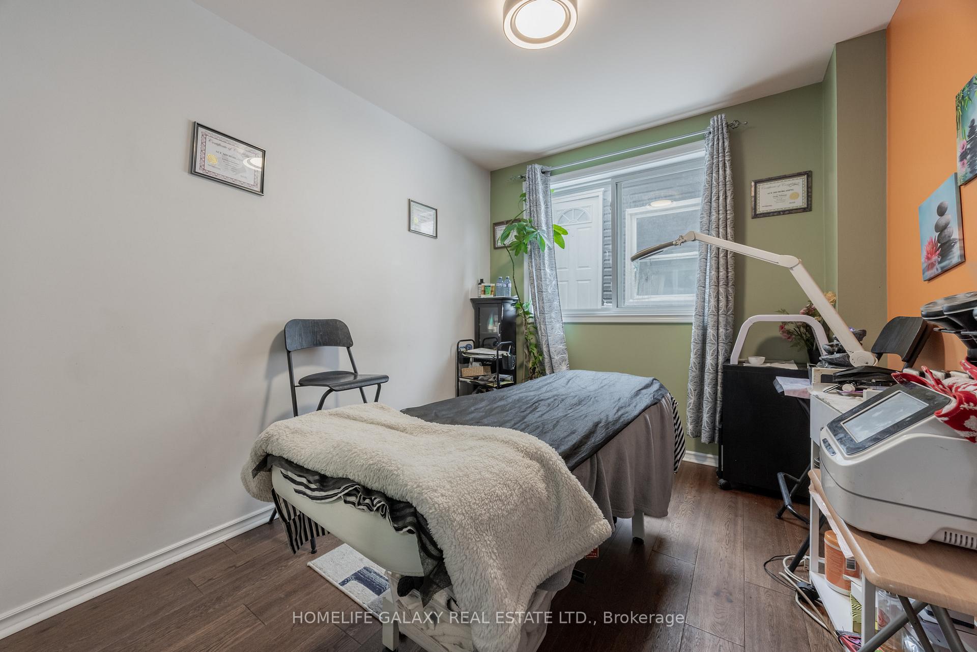 Photo 15 of 4 Frankton Crescent, North York, York University Heights — HOMEH