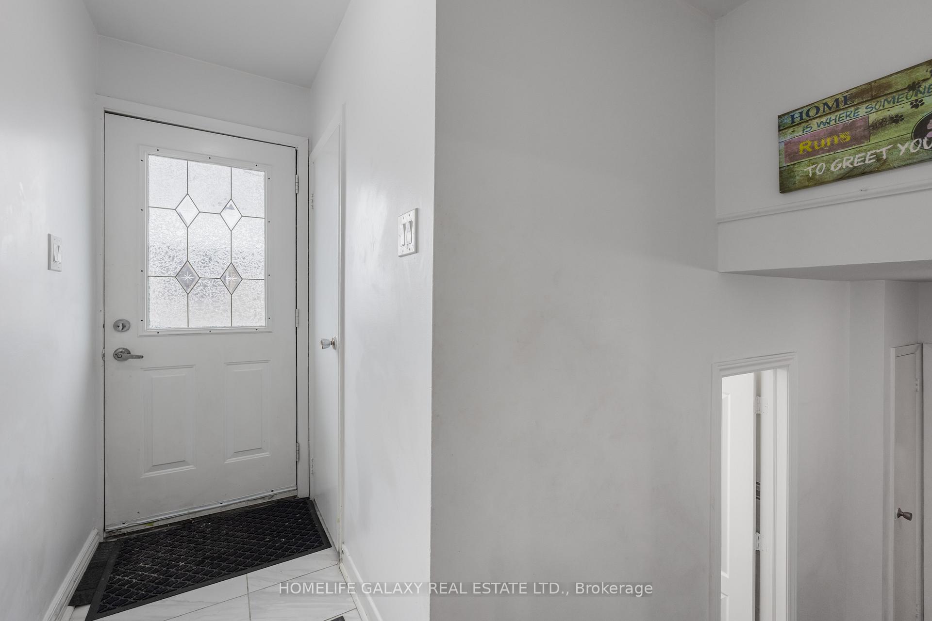 Photo 10 of 4 Frankton Crescent, North York, York University Heights — HOMEH