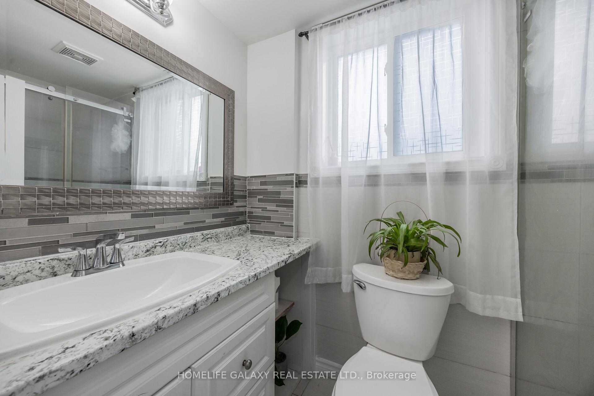 Photo 12 of 4 Frankton Crescent, North York, York University Heights — HOMEH
