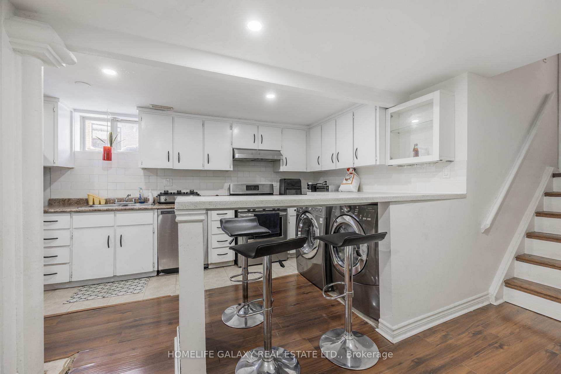 Photo 17 of 4 Frankton Crescent, North York, York University Heights — HOMEH