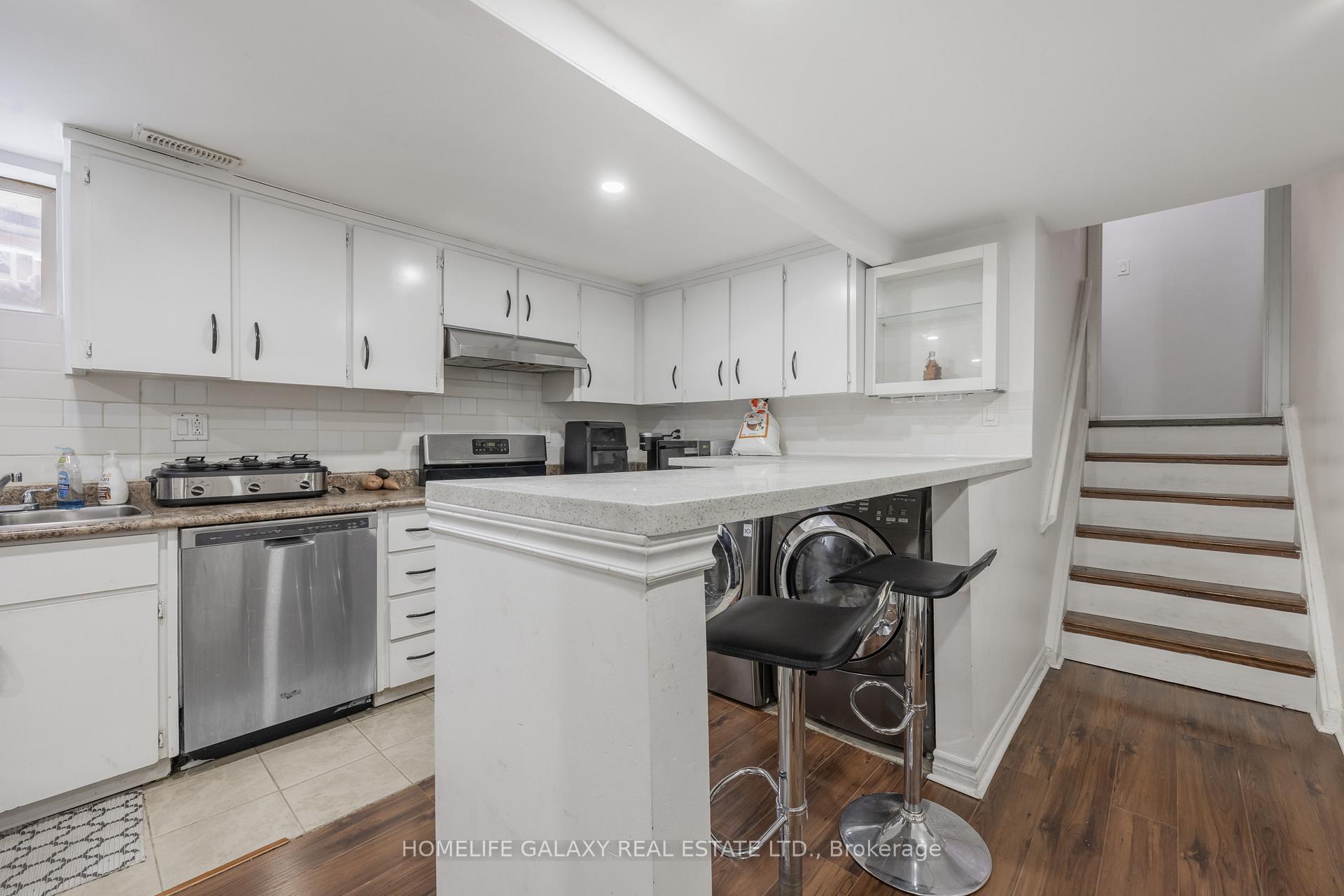 Photo 16 of 4 Frankton Crescent, North York, York University Heights — HOMEH