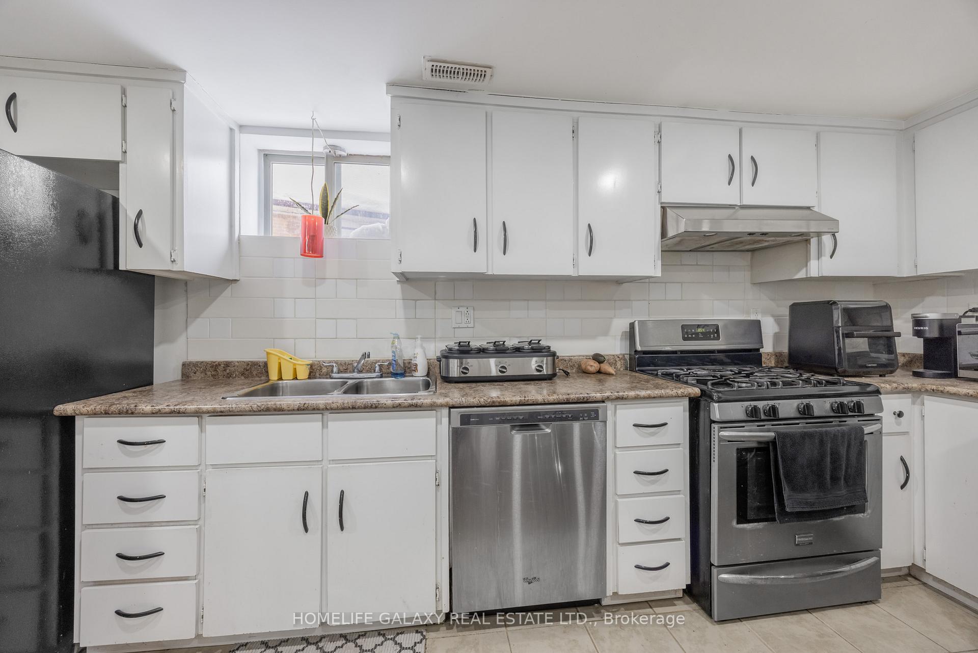 Photo 24 of 4 Frankton Crescent, North York, York University Heights — HOMEH