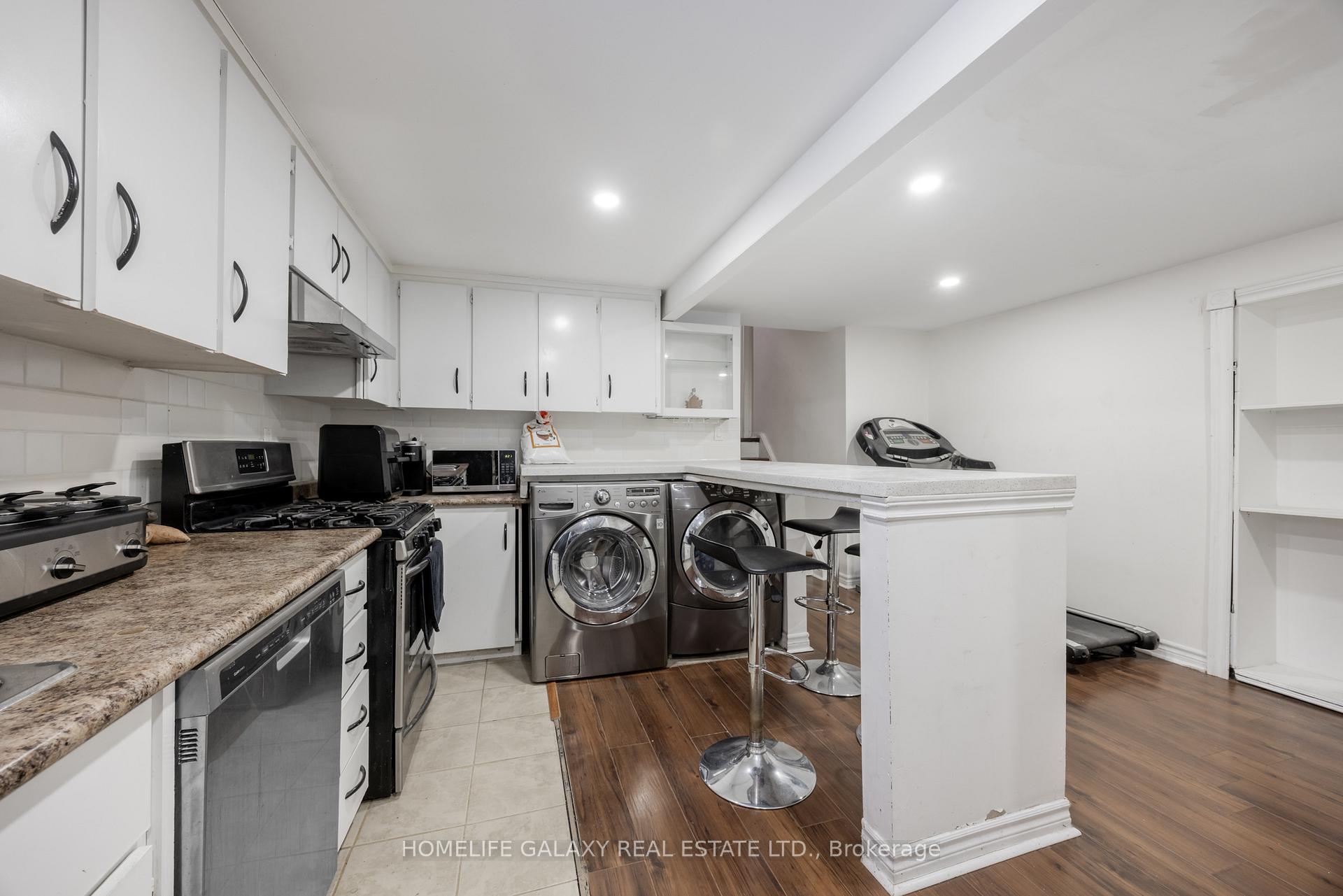 Photo 13 of 4 Frankton Crescent, North York, York University Heights — HOMEH