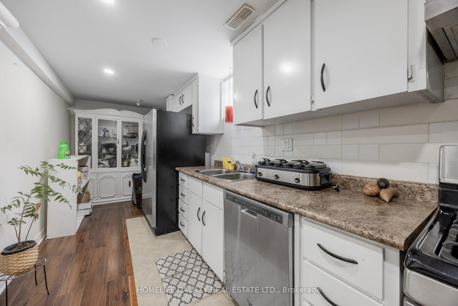 Photo 18 of 4 Frankton Crescent, North York, York University Heights — HOMEH