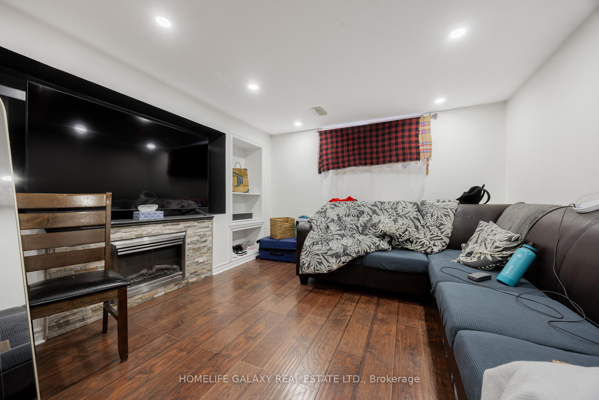 Photo 21 of 4 Frankton Crescent, North York, York University Heights — HOMEH