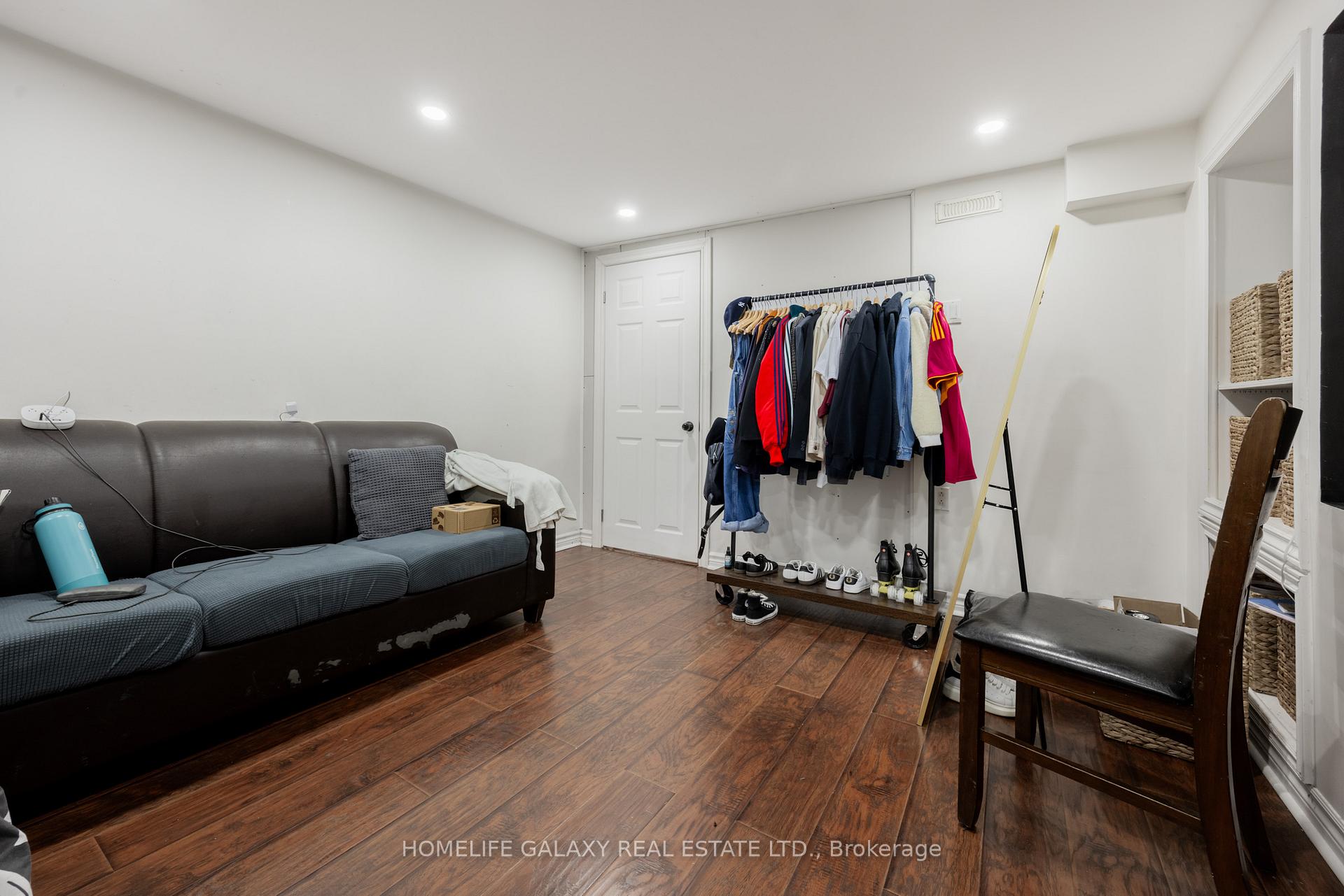 Photo 20 of 4 Frankton Crescent, North York, York University Heights — HOMEH