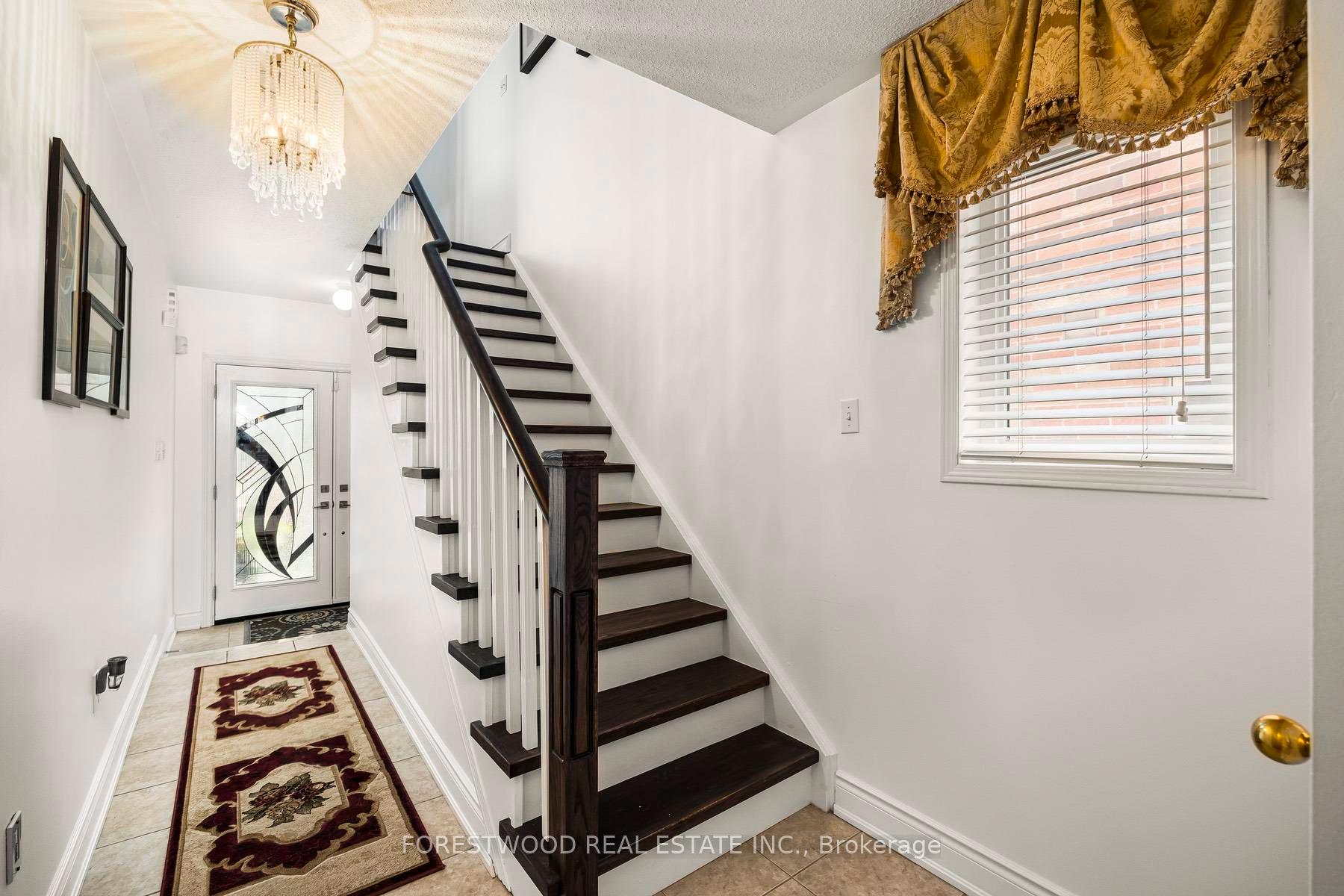 Photo 3 of 28 Sugarberry Drive, Brampton, Credit Valley — HOMEH