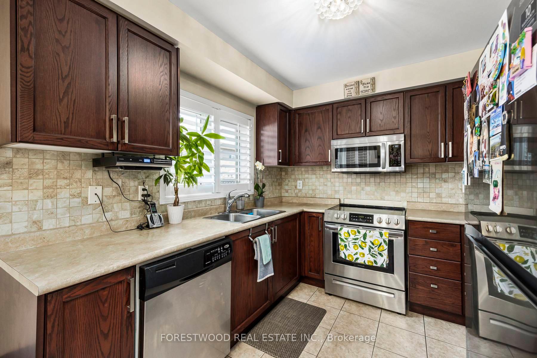 Photo 4 of 28 Sugarberry Drive, Brampton, Credit Valley — HOMEH