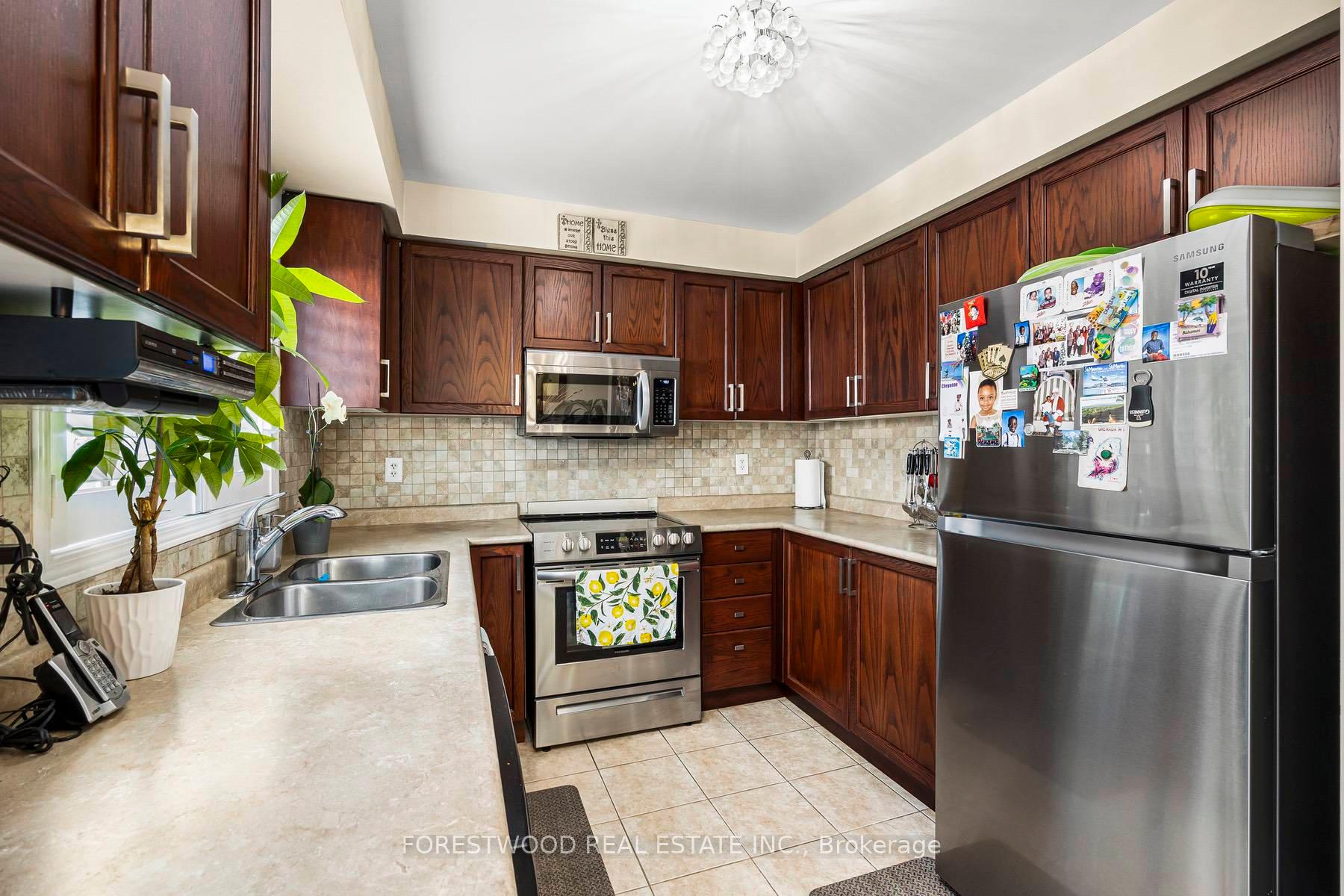 Photo 5 of 28 Sugarberry Drive, Brampton, Credit Valley — HOMEH
