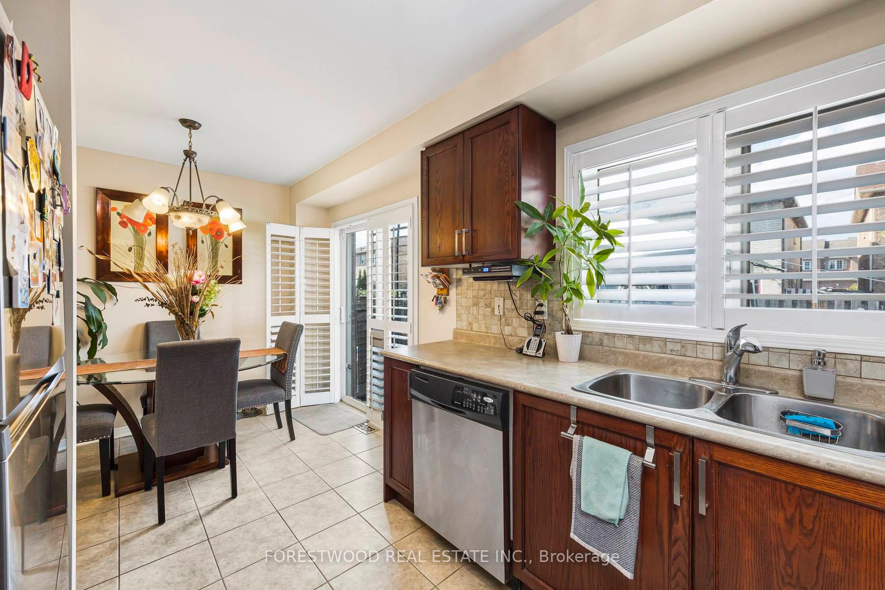Photo 6 of 28 Sugarberry Drive, Brampton, Credit Valley — HOMEH