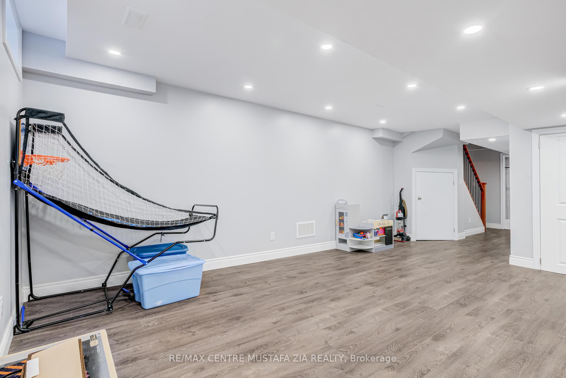 Photo 23 of 43 Trafalgar Drive, Hamilton, Stoney Creek — HOMEH