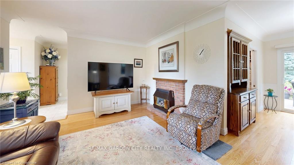 Photo 18 of 25 Garden Drive, Grimsby, Grimsby West — HOMEH