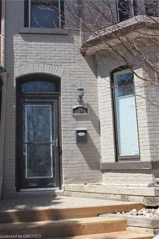 Photo 3 of 19 Oxford Street, Hamilton, Strathcona — HOMEH
