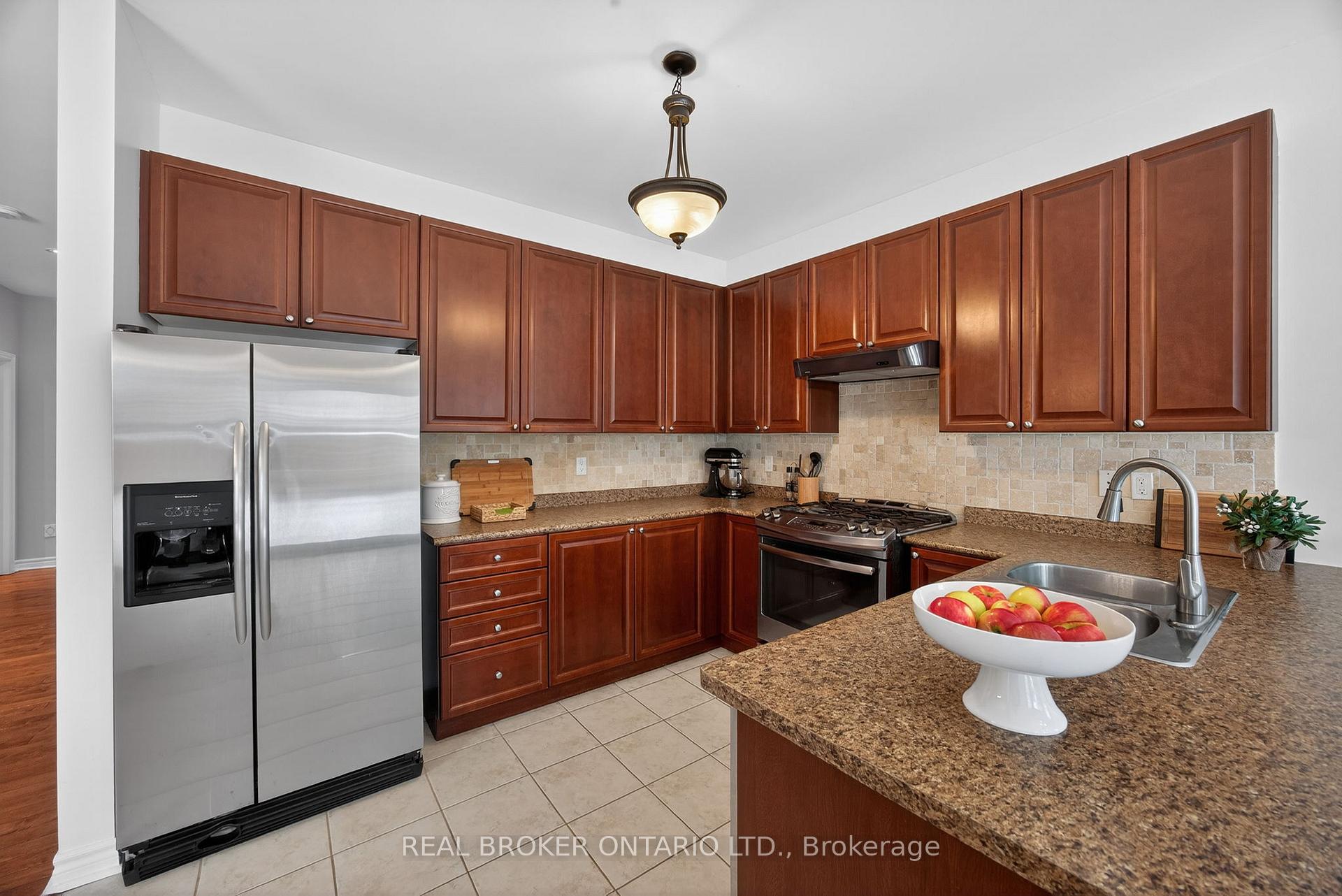 Photo 2 of 144 Sovereign's Gate, Barrie, Innis-Shore — HOMEH