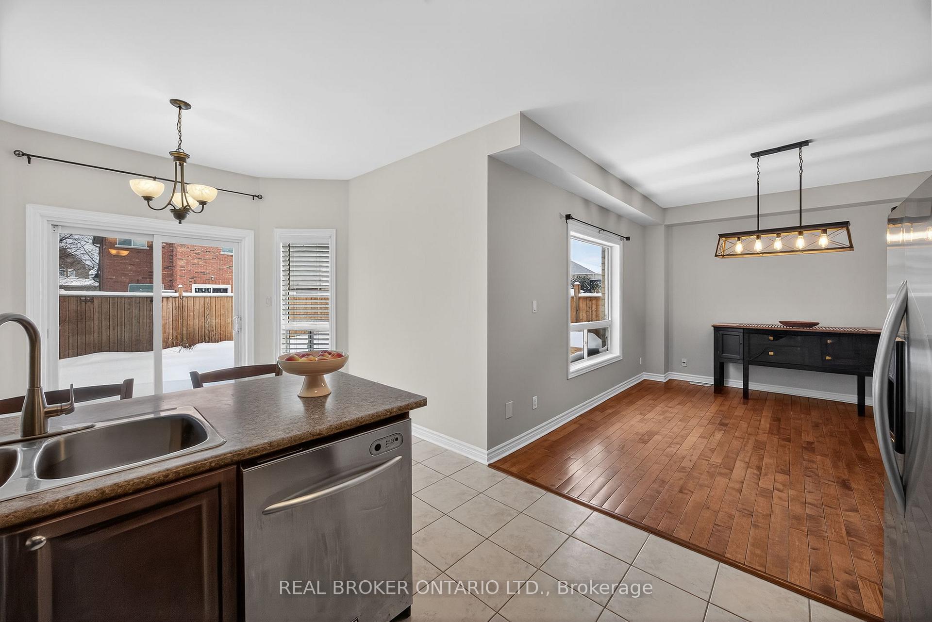 Photo 6 of 144 Sovereign's Gate, Barrie, Innis-Shore — HOMEH