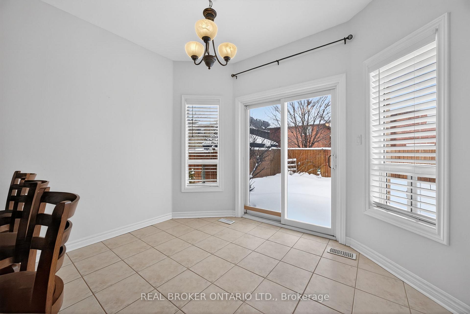 Photo 9 of 144 Sovereign's Gate, Barrie, Innis-Shore — HOMEH