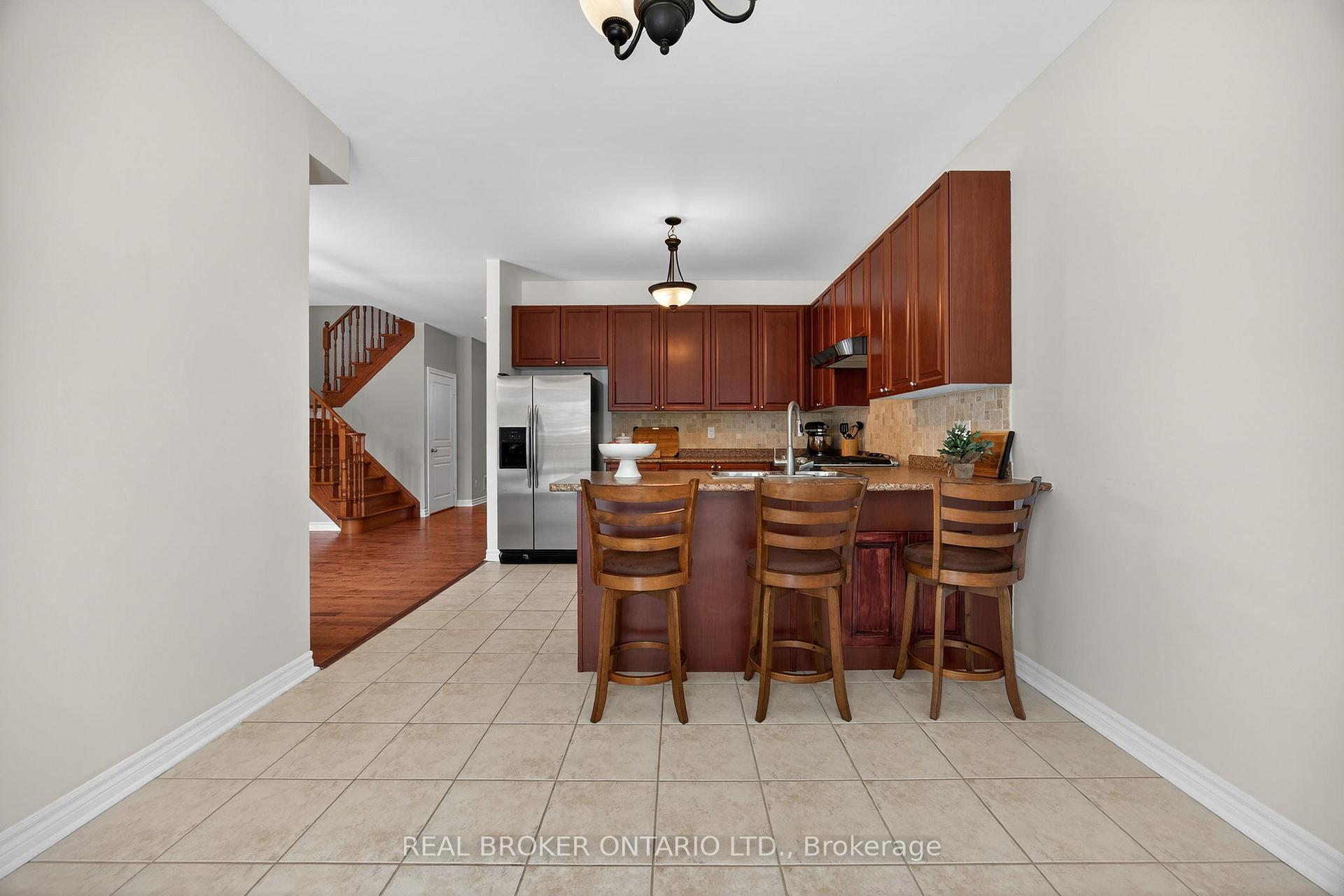 Photo 4 of 144 Sovereign's Gate, Barrie, Innis-Shore — HOMEH