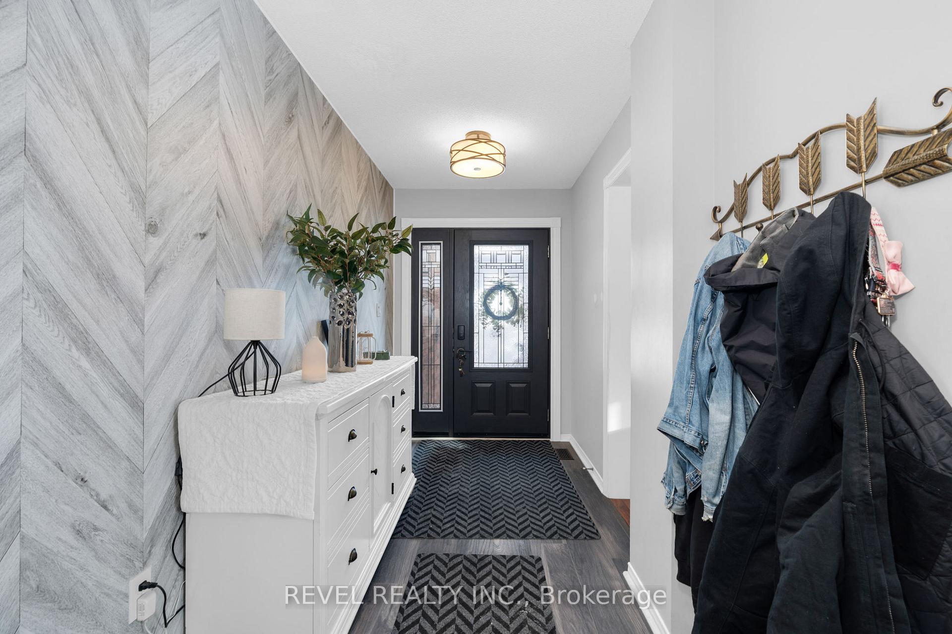 Photo 3 of 16 Girdwood Drive, Barrie, Holly — HOMEH