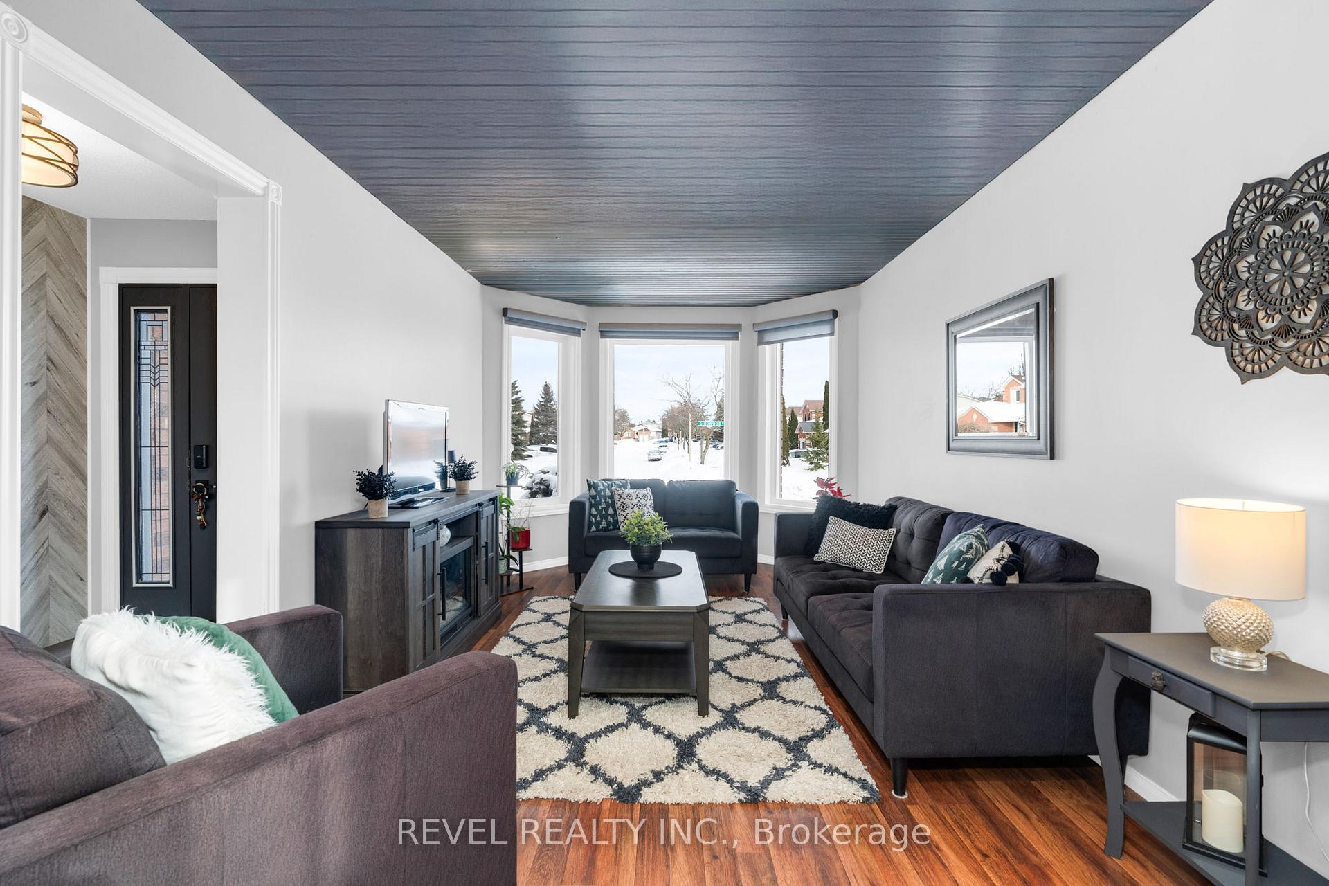 Photo 4 of 16 Girdwood Drive, Barrie, Holly — HOMEH