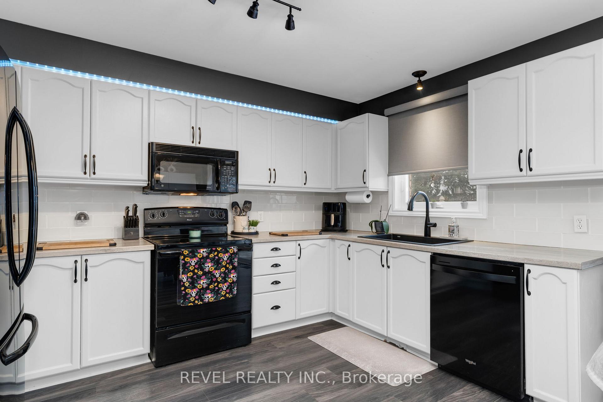 Photo 19 of 16 Girdwood Drive, Barrie, Holly — HOMEH