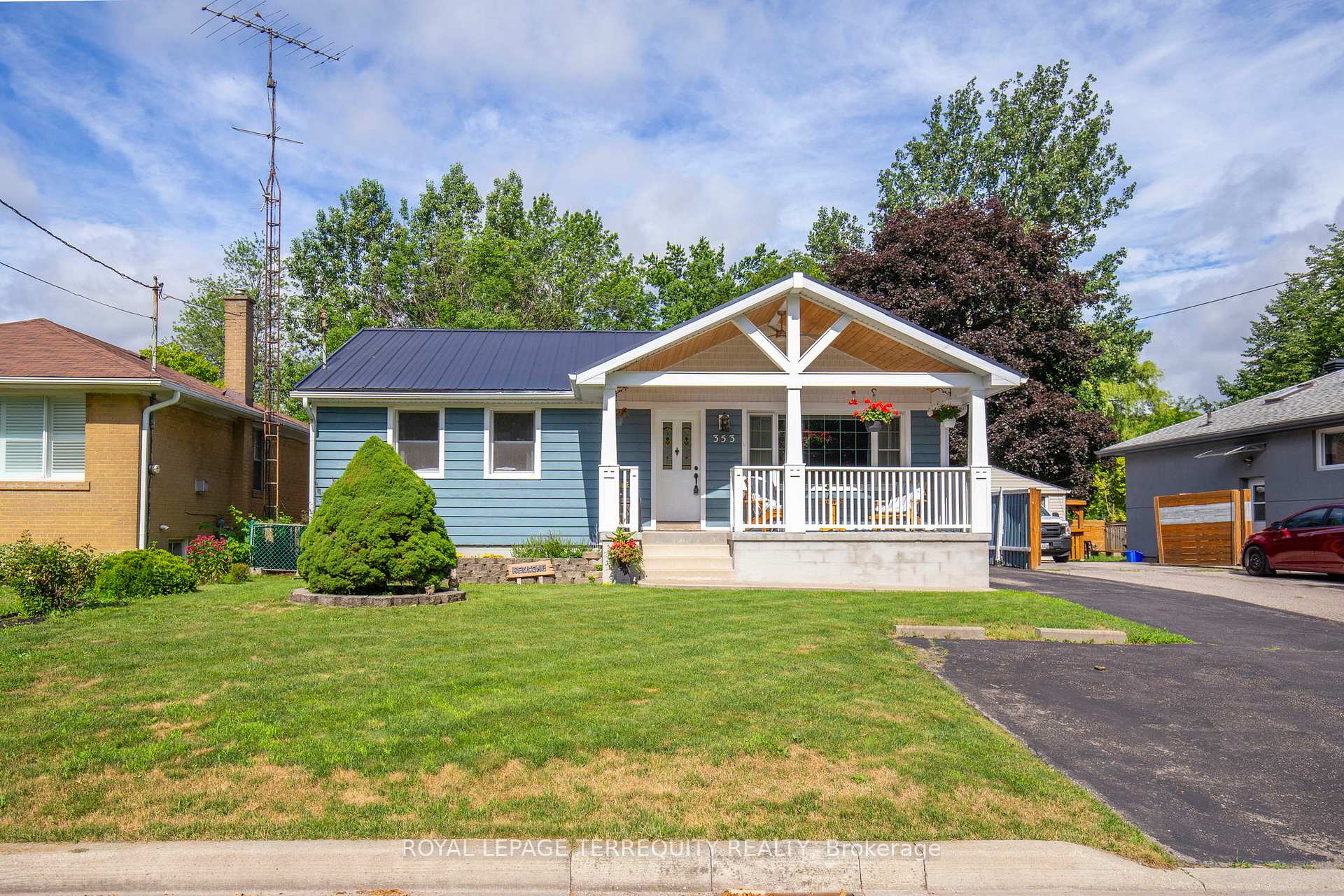 Front of 353 Kingsleigh Court