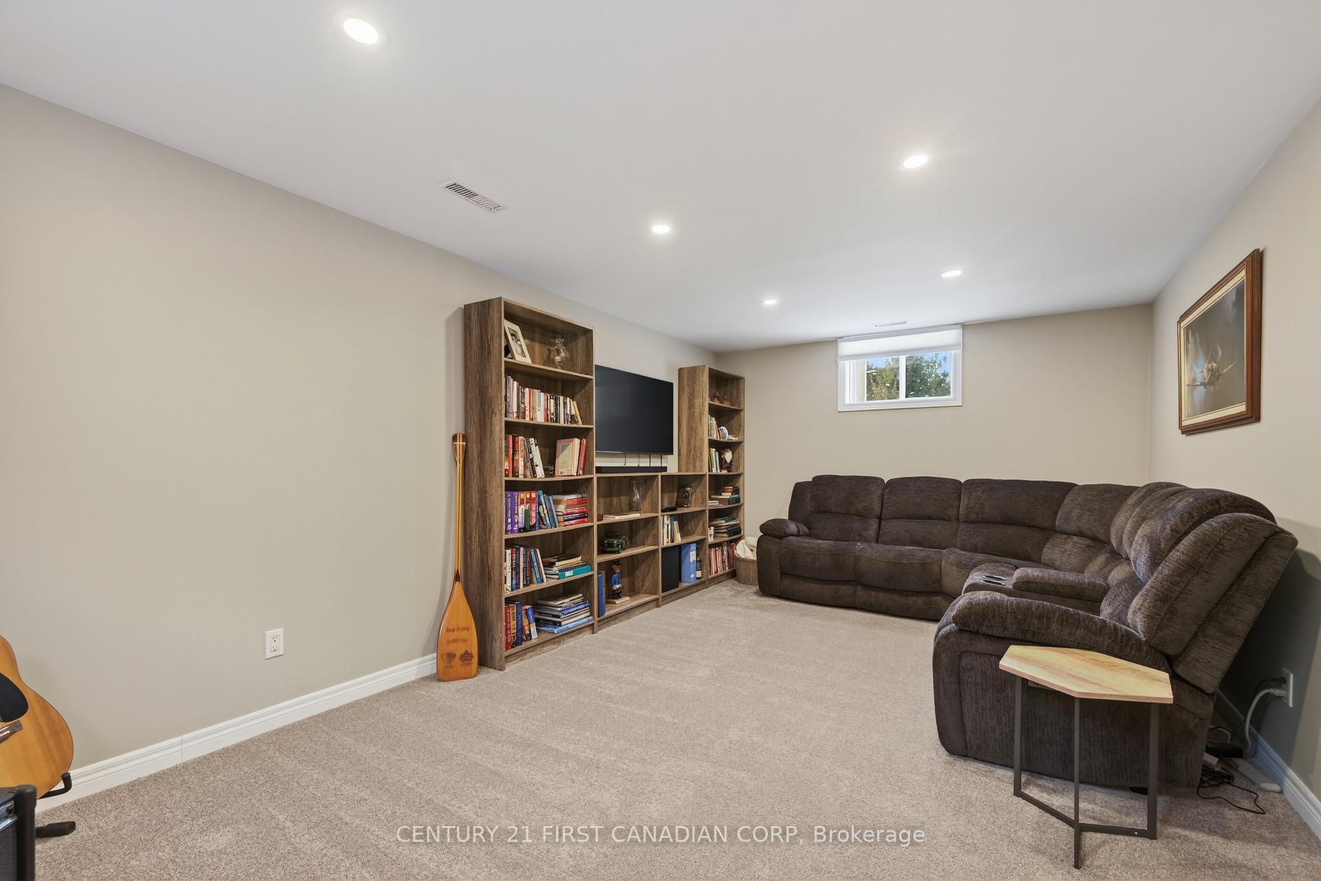 Photo 6 of 16 Blue Heron Place, St. Thomas — HOMEH