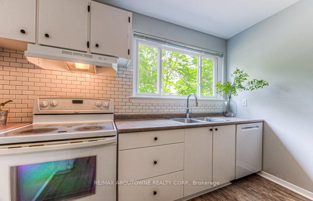 Photo 11 of 5503 Schueller Crescent, Burlington, Appleby — HOMEH