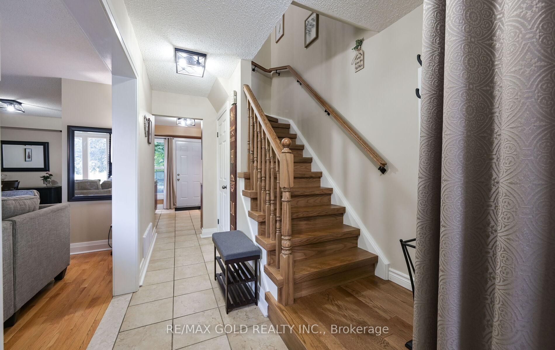 Photo 5 of 72 Courtleigh Square, Brampton, Heart Lake East — HOMEH