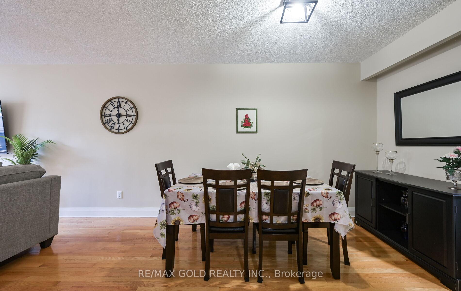 Photo 3 of 72 Courtleigh Square, Brampton, Heart Lake East — HOMEH