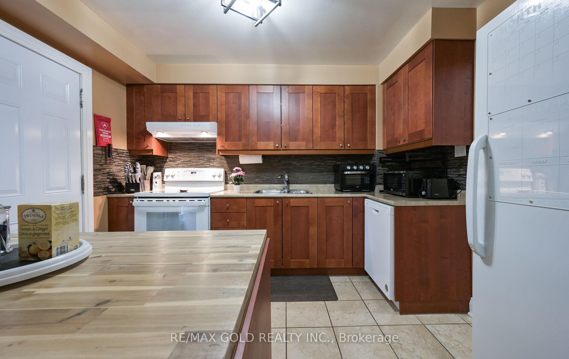 Photo 8 of 72 Courtleigh Square, Brampton, Heart Lake East — HOMEH