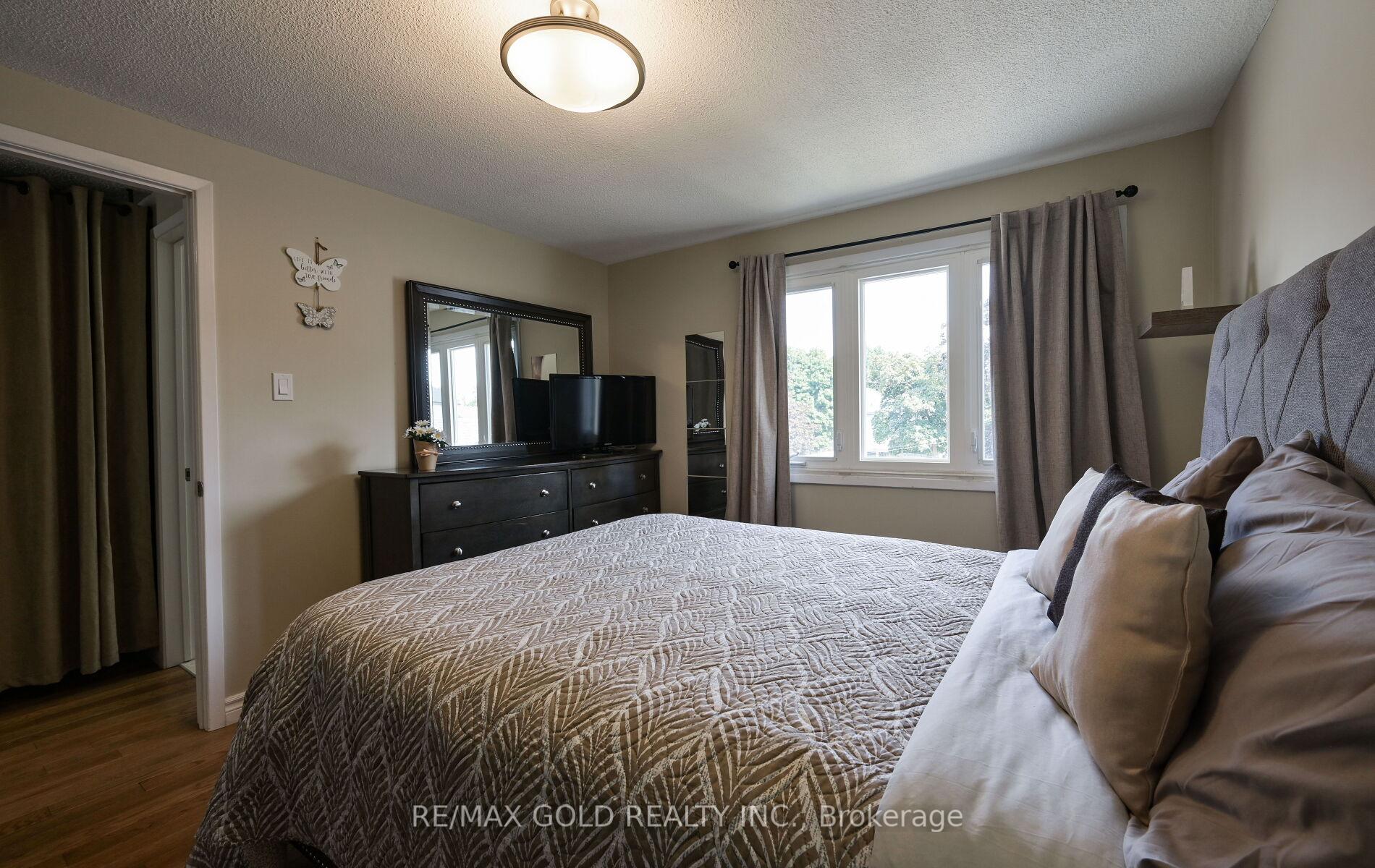 Photo 12 of 72 Courtleigh Square, Brampton, Heart Lake East — HOMEH