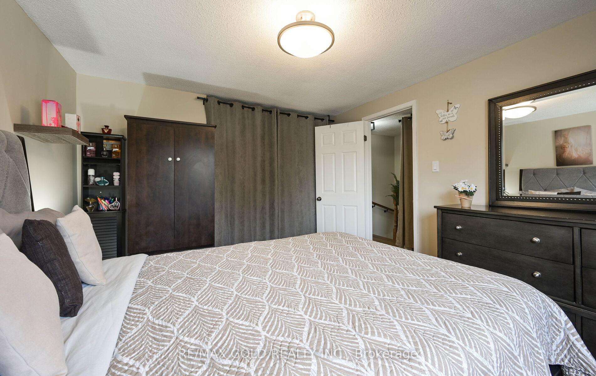 Photo 9 of 72 Courtleigh Square, Brampton, Heart Lake East — HOMEH