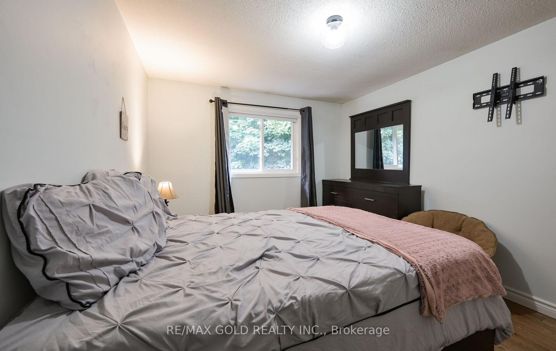 Photo 6 of 72 Courtleigh Square, Brampton, Heart Lake East — HOMEH