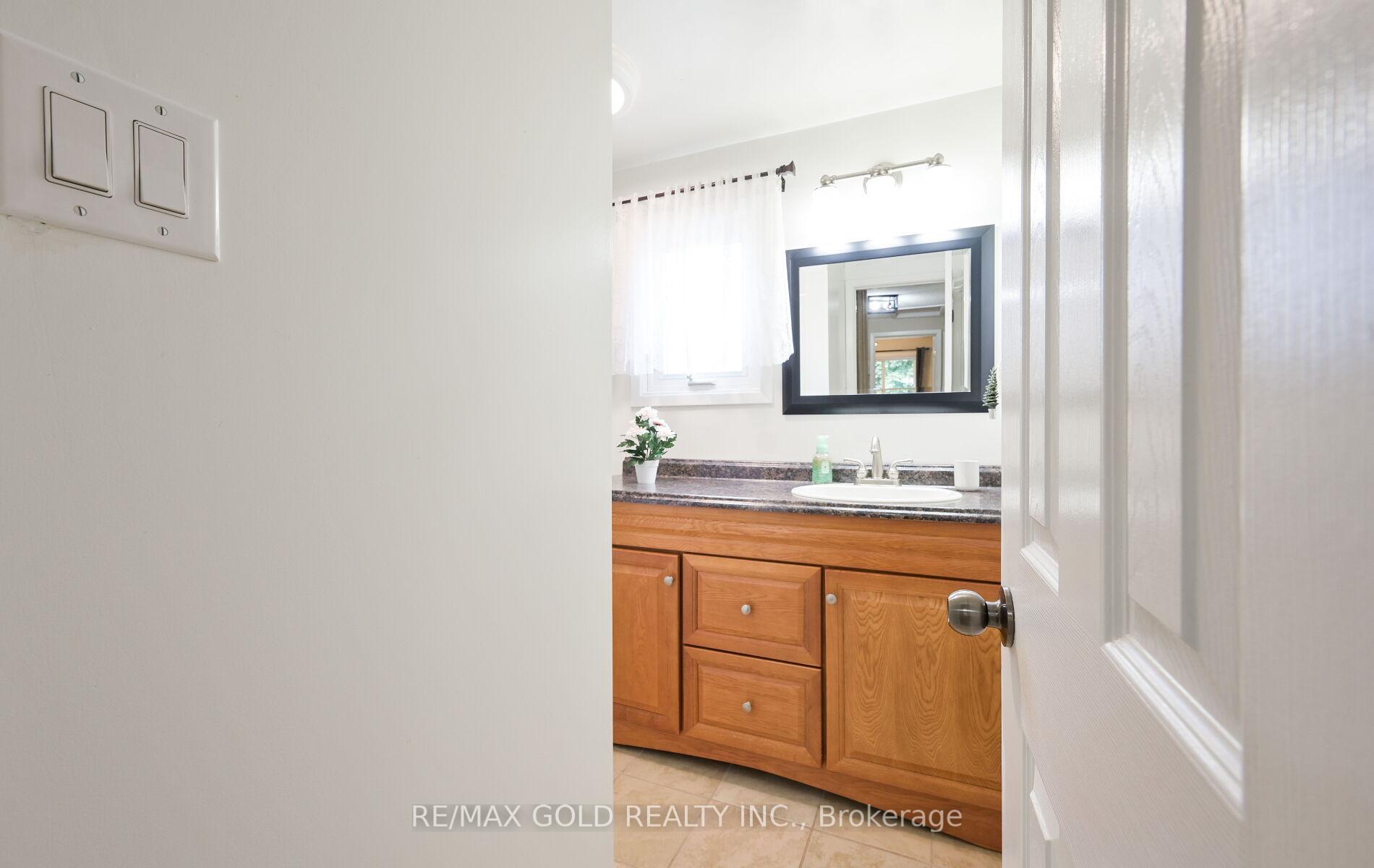 Photo 13 of 72 Courtleigh Square, Brampton, Heart Lake East — HOMEH