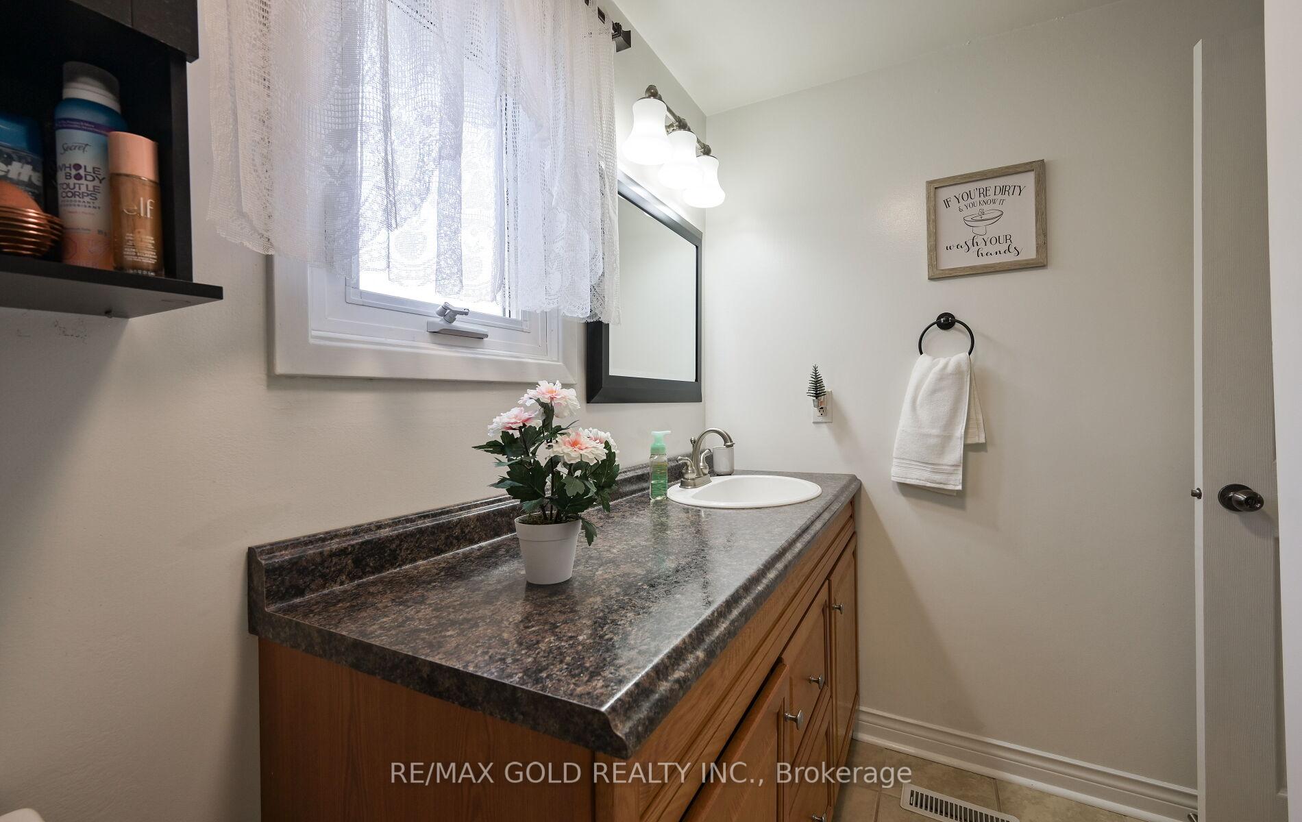 Photo 11 of 72 Courtleigh Square, Brampton, Heart Lake East — HOMEH