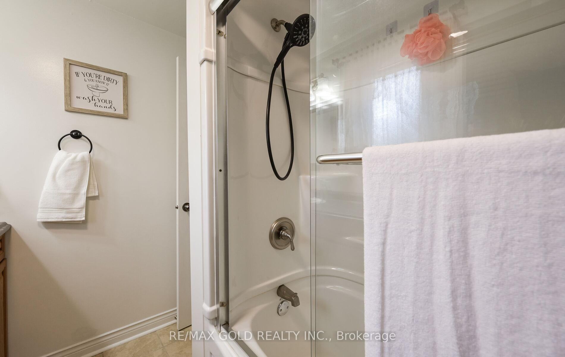 Photo 10 of 72 Courtleigh Square, Brampton, Heart Lake East — HOMEH