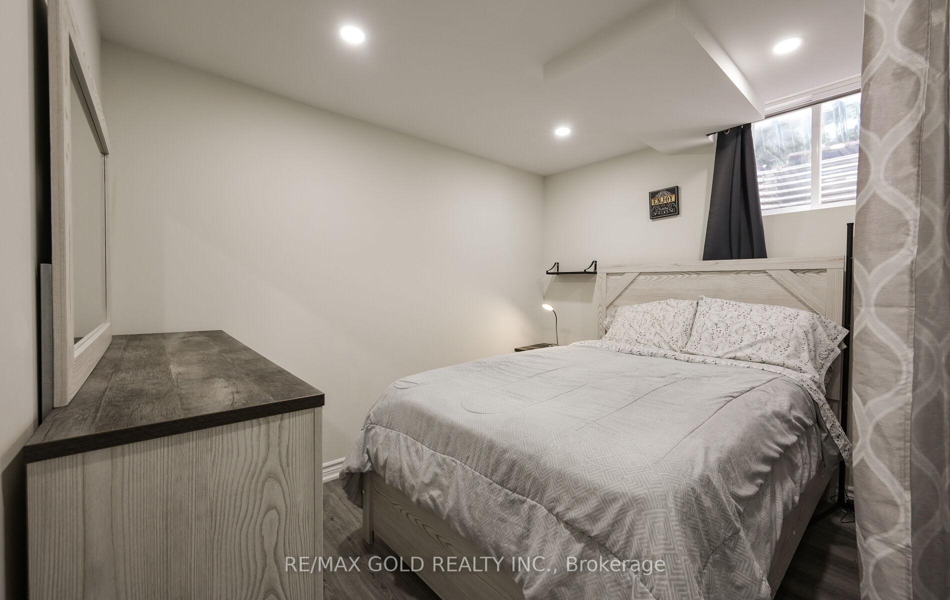 Photo 14 of 72 Courtleigh Square, Brampton, Heart Lake East — HOMEH