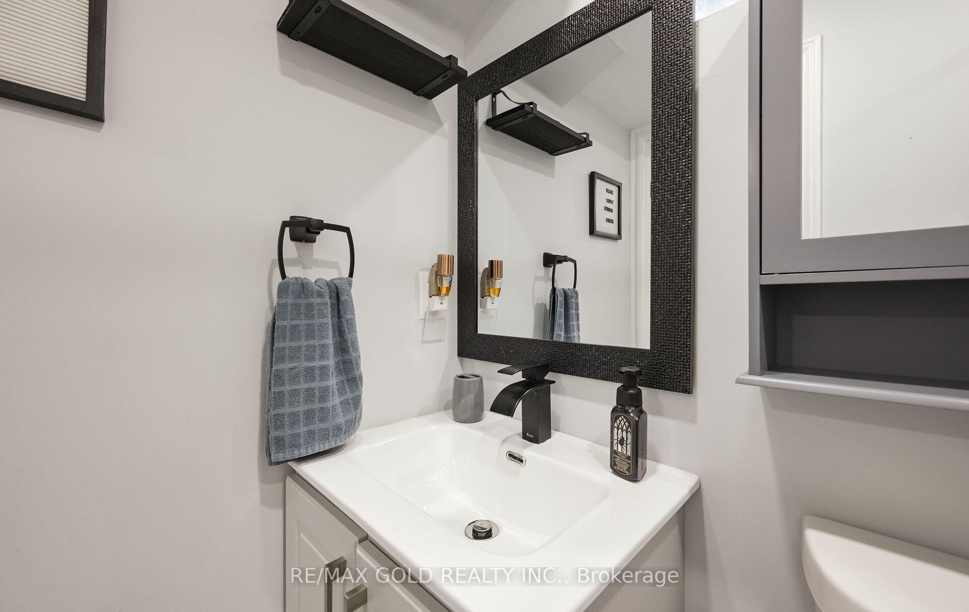 Photo 17 of 72 Courtleigh Square, Brampton, Heart Lake East — HOMEH