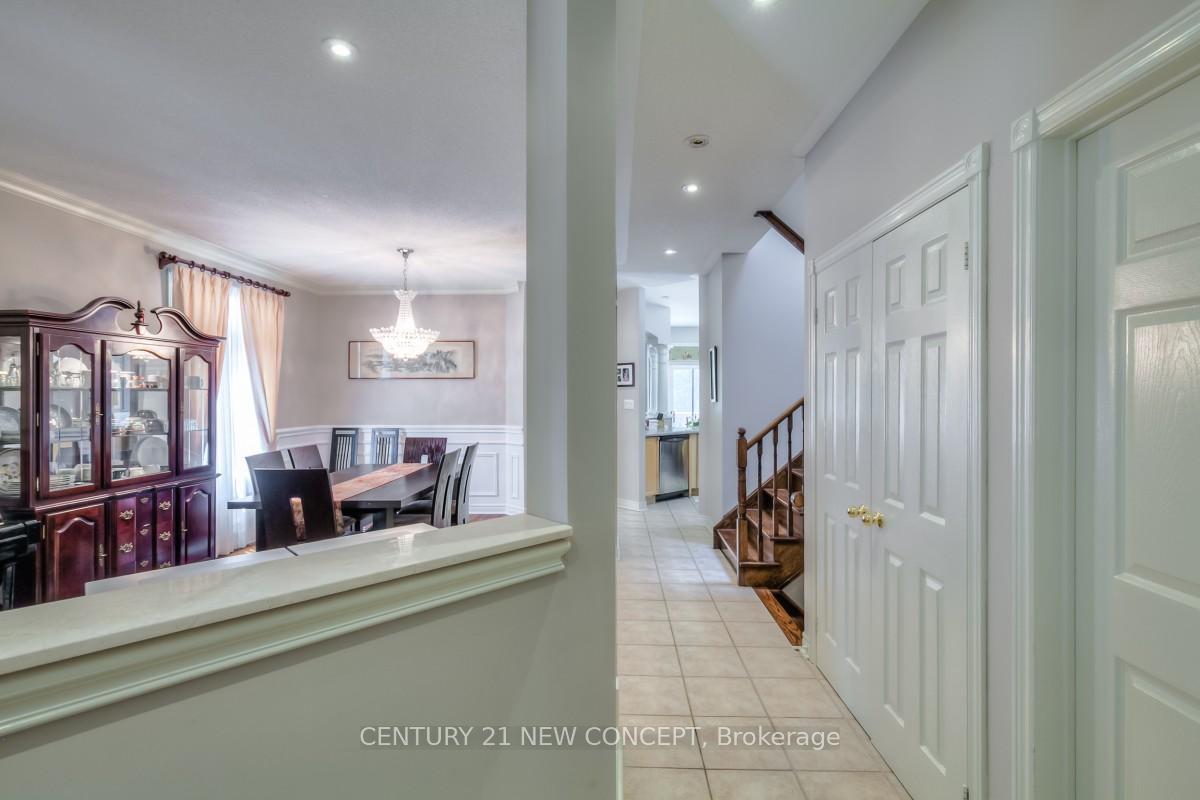 Photo 2 of 115 Ridgeway Court, Vaughan, Maple — HOMEH