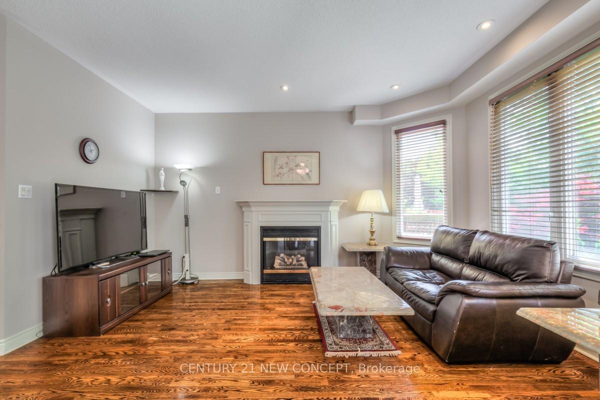 Photo 3 of 115 Ridgeway Court, Vaughan, Maple — HOMEH