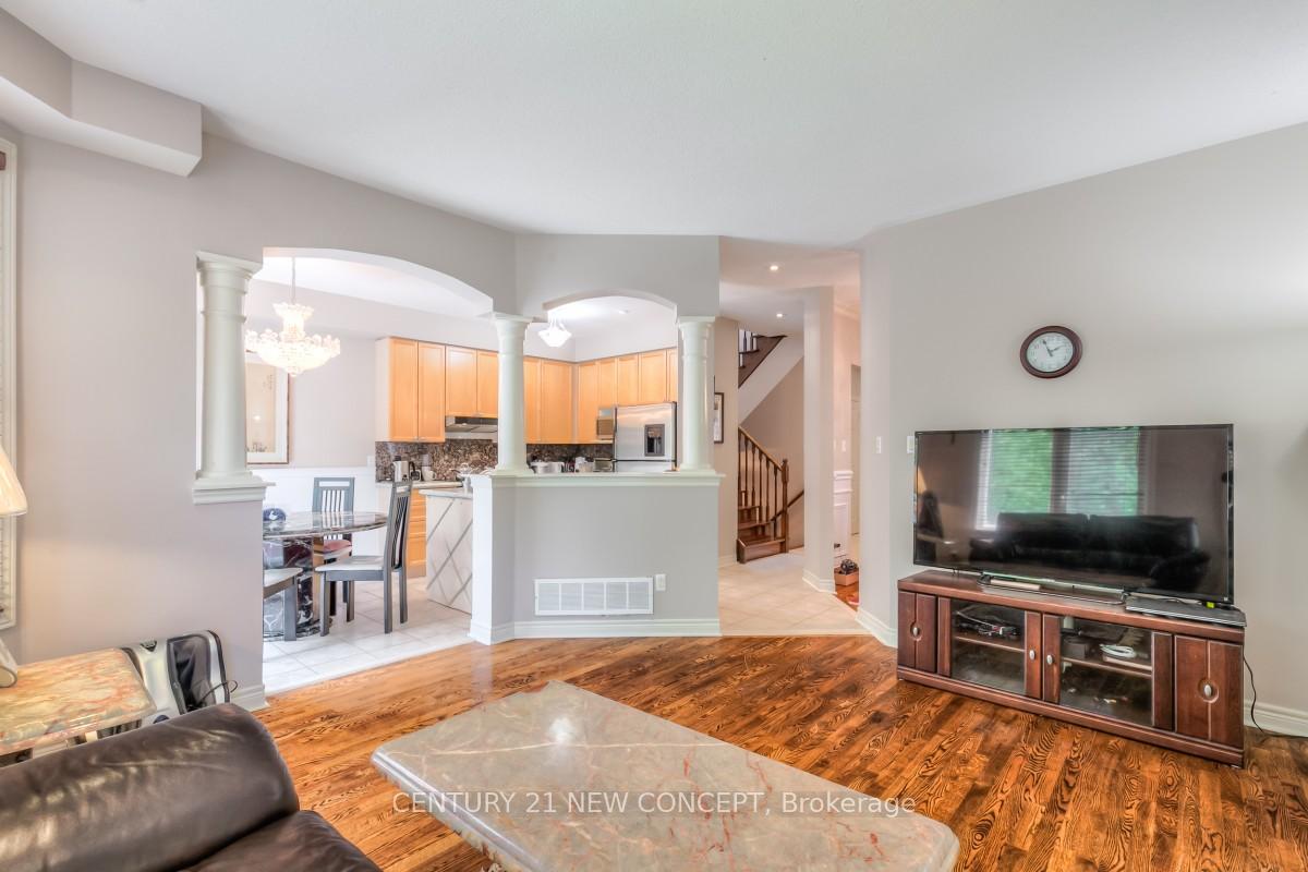 Photo 4 of 115 Ridgeway Court, Vaughan, Maple — HOMEH