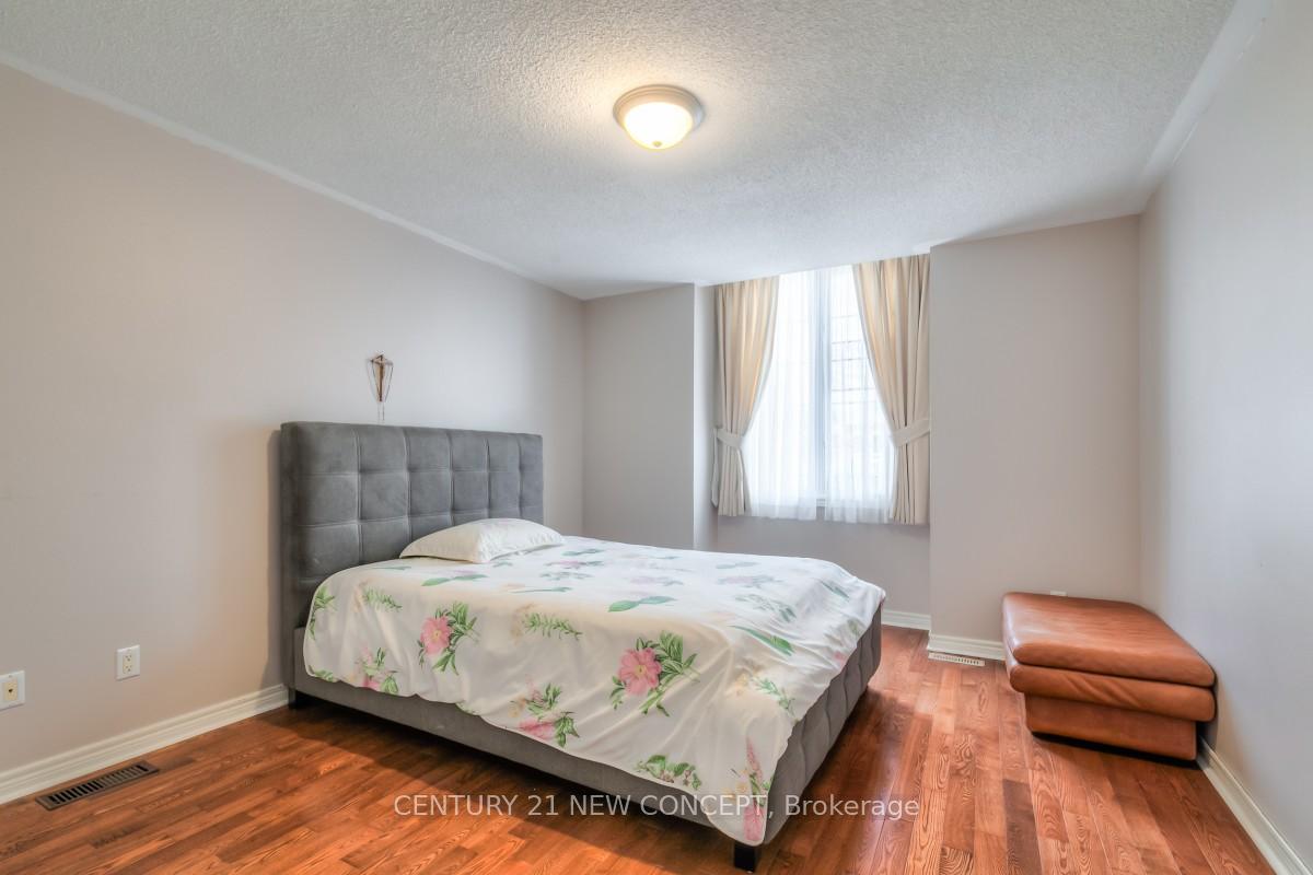 Photo 10 of 115 Ridgeway Court, Vaughan, Maple — HOMEH